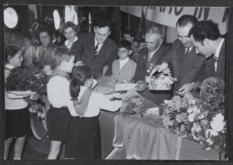 Reggio Emilia, 1955, Teatro Municipale, Festeggiamenti per l'80° di Alcide Cervi, omaggi ad Alcide Cervi